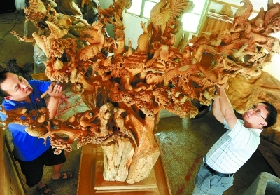 巨木雕琢文化魂 湖南工艺美术师匠心打造《百鸟朝凤》